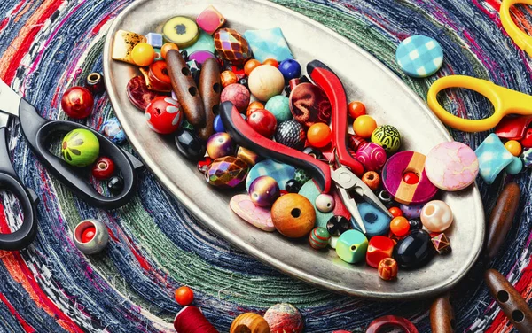 Verschiedene Perlen Zur Herstellung Von Modeschmuck Set Aus Leuchtend Bunten — Stockfoto