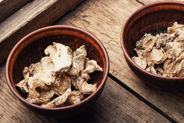 Kuru bryonia kökü, bitkisel ilaçlarda homeopatik bitkiler. Şifalı bitkiler.