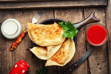 Cheburekler, et dolu kızarmış hilal şeklinde kekler. Kızarmış turta.