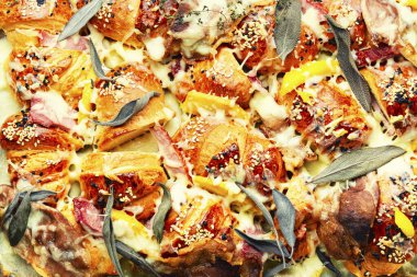 Mozarella peyniri, pastırma, haşlanmış domuz eti ve adaçayı ile pişirilmiş kruvasan. Gıda arkaplanı