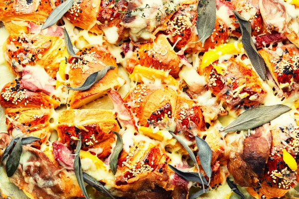 Croissanter Bakade Med Mozzarellaost Bacon Kokt Fläsk Och Salvia Livsmedelsbakgrund — Stockfoto