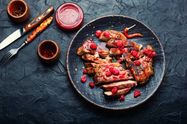 Ahududu soslu lezzetli kızarmış domuz eti.