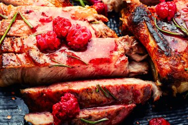 Tabakta kızarmış domuz bifteği. Sulu biftek dilimlenmiş ve böğürtlen reçeli