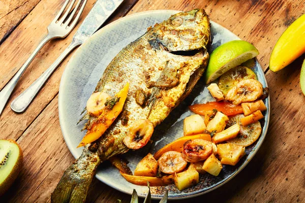 Delicious Gilthead Dorada Baked Pineapple Mango Kiwi Banana — Stockfoto