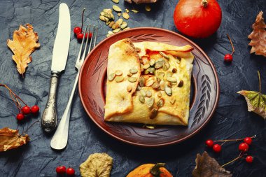 Pita ekmeğinde taze balkabağı pişmiş yiyecekler.