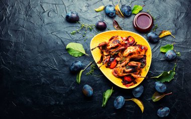 Erik soslu bıldırcın kızartması. Doldurulmuş et bıldırcını. Boşluğu kopyala.