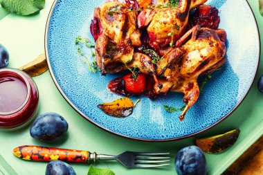 Erik soslu kızarmış bıldırcın. Tepside erikli et