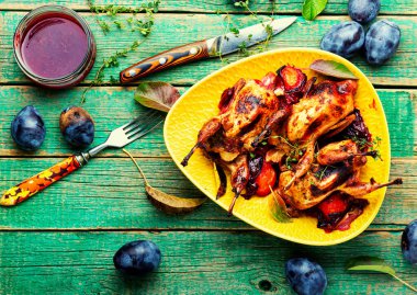 Erik soslu bıldırcın kızartması. Lezzetli ızgara bıldırcın ve erik.