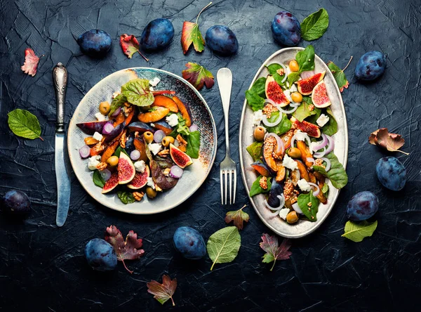 Herbstsalat Mit Pflaumen Feigen Oliven Und Käse Saisonaler Obst Und — Stockfoto