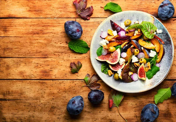 Autumn Salad Plums Figs Olives Cheese Seasonal Salad Fruits Nuts — стоковое фото