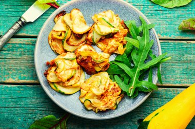 Lezzetli kızarmış kabak ve taze otlar. Kızarmış sebze.