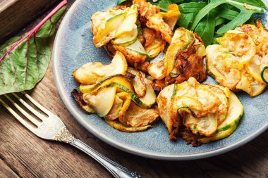 Lezzetli kızarmış kabak ve taze otlar. Kızarmış sebze.