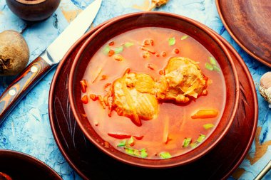 Borş çorbası. Pancar ve ete dayalı sıcak çorba. Kırmızı borş, geleneksel Ukrayna mutfağı.