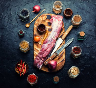 Taze çiğ domuz filetosu ve baharatlı malzemeler..