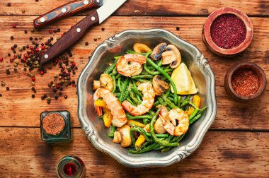 Karides, kuşkonmaz fasulyesi ve bamyayla Asya usulü lezzetli salata..