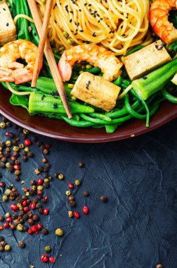Karides ve bezelyeli taze baharatlı salata. Deniz ürünleri salatası