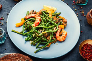 Karides ve bezelyeli lezzetli baharatlı salata. Deniz ürünleri salatası