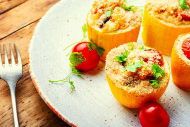 Kinoa ve sebzelerle doldurulmuş fırında kabak. Vejetaryen yemeği.