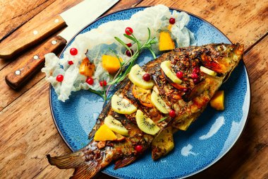 Kızılcık, kivi ve mangolu sazan balığı..