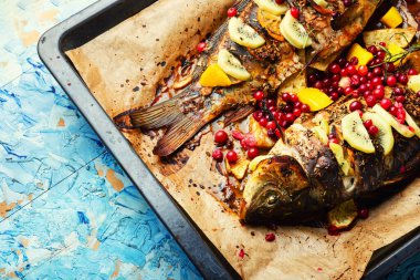Meyve, meyve ve baharatlı sazan balığı. Izgara deniz ürünleri.