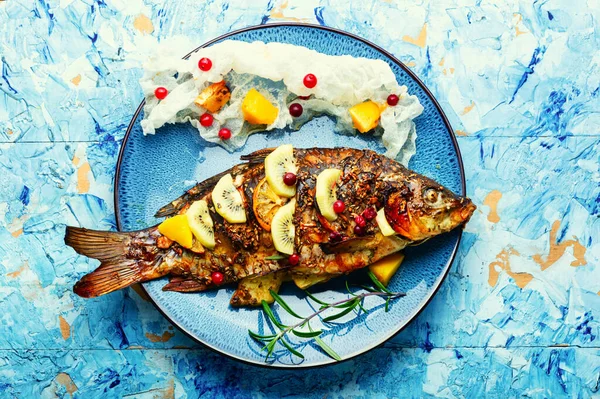 Appetitlich Gebackener Karpfenfisch Mit Preiselbeeren Kiwi Und Mango — Stockfoto