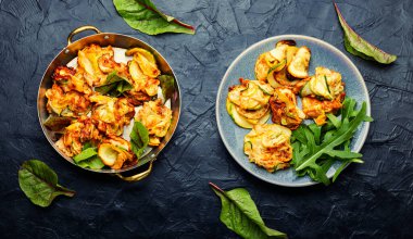 Lezzetli kızarmış kabak ve taze otlar. Kızarmış patlıcan.