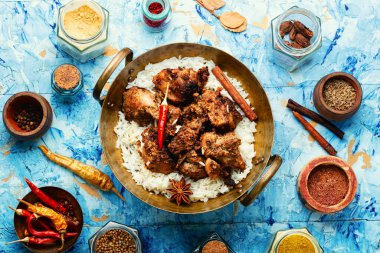 Hint baharatlarıyla pişirilmiş sirke soslu domuz eti..