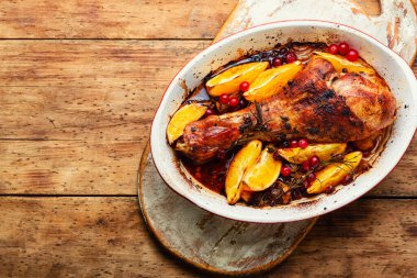 Portakalla pişirilmiş hindi eti. Kızarmış hindi bacağı, mesaj için yer.