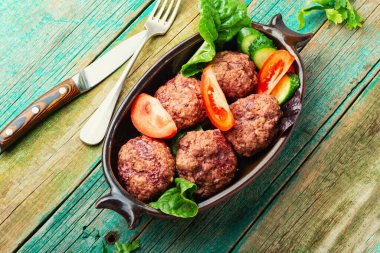 Buharlı pirzola, rissole ve sebze. Ev yapımı diyet köfteleri..