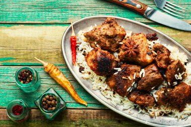 Pirinçli baharatlı vindaloo eti. Baharatlı sarımsak sosunda pişirilmiş domuz eti.