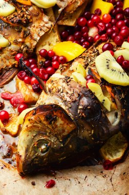 Kızılcık, kivi ve mangolu sazan balığı..