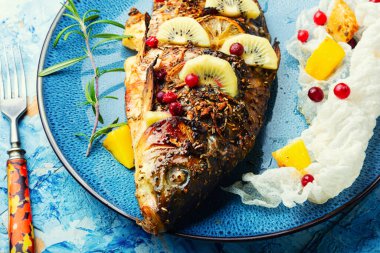 Meyve, meyve ve baharatlı fırında balık sazan balığı..