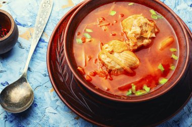 Borş çorbası. Pancar ve ete dayalı sıcak çorba. Kırmızı borş, geleneksel Ukrayna mutfağı.