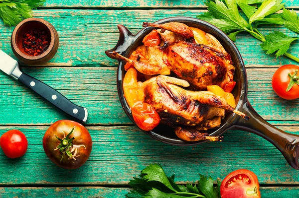 Domates soslu ev yapımı bıldırcın. Kızarmış bıldırcın eti..