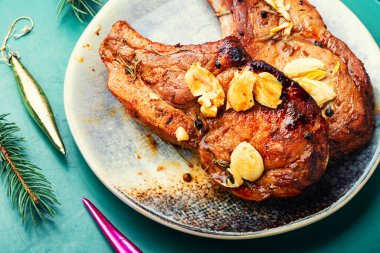 Kızarmış, fırında domuz filetosu. Sarımsak soslu kızarmış et. Noel yemeği.