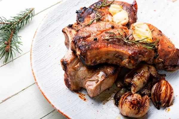 Appetitlich Gebratenes Schweinefleisch Auf Knochen Und Karamellisierte Zwiebeln Gebratene Schweinelende — Stockfoto