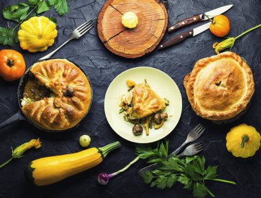 Ev yapımı sebze turtası. Kabaklı turta ve kabak..