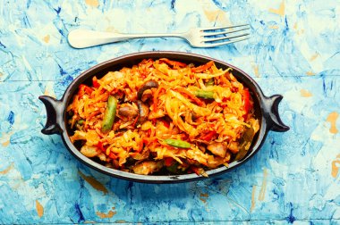 Vejetaryen yemeği, havuç ve mantarlı lahana yahnisi..