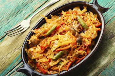 Vejetaryen yemeği, havuç ve mantarlı lahana yahnisi. Ev yapımı yemek.