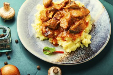 İştah açıcı et. Mantarlı et ve patates püresi.