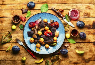 Kemik ve meyve soslu sığır kaburgası. Meyve soslu et kaburgası.