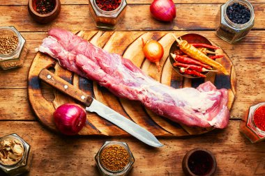 Taze çiğ domuz filetosu ve baharatlı malzemeler..