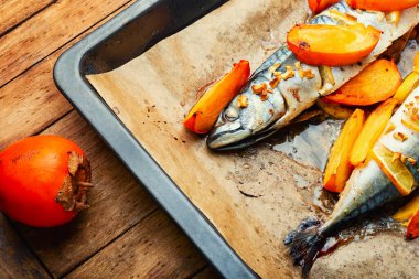 Balık yemi, fırında uskumru. Hurma ağacında balık.