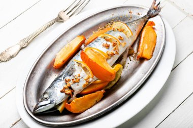 Hurma ve limonla pişirilmiş lezzetli uskumru balığı. Hurmalı ızgara uskumru balığı.