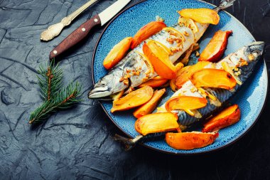 Sağlıklı yemek, fırında uskumru. Hurma ağacında balık.