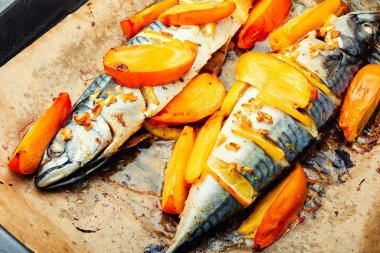 Hurma ve limonla pişirilmiş lezzetli uskumru balığı..