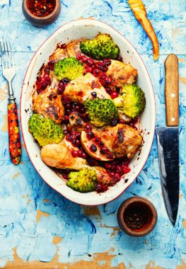 Brokoli ve kızılcıkla kızartılmış tavuk budu..