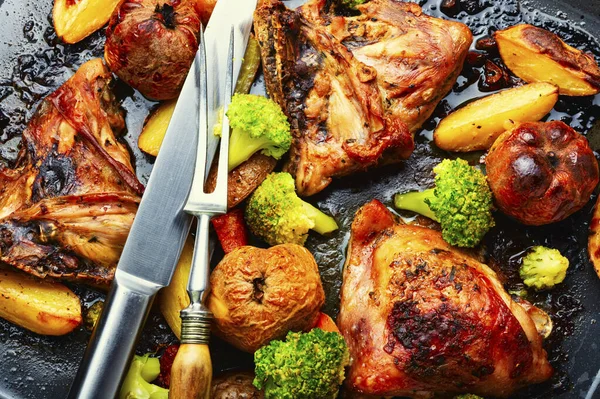Duszone Udka Kurczaka Warzywach Owocach Pieczony Drób Mięsny Zamknij Się — Zdjęcie stockowe