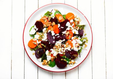 Pancar, havuç, süzme peynir, ıspanak ve fındıklı diyet salatası.