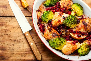 Kızarmış tavuk budu, brokoli ve kızılcıklı tavuk budu.